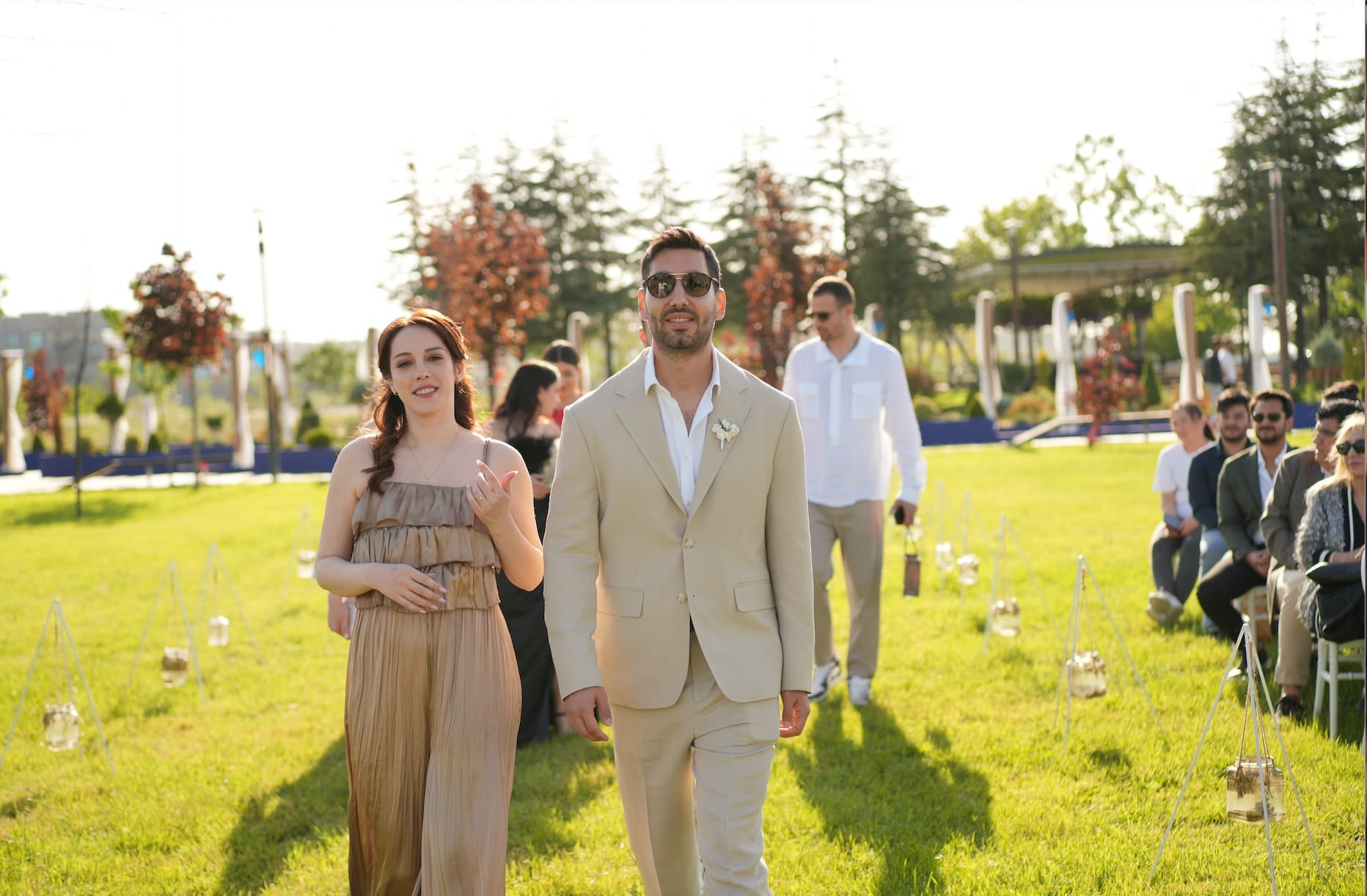 Çimlerde sevdikleriyle birlikte yürüyen mutlu çift